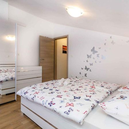 Apartment In Malinska/Insel Krk 38057 Екстериор снимка
